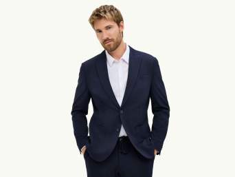 Completo da uomo blu – Un uomo indossa un abito da uomo blu.