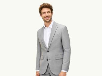 Abito da uomo grigio – Un uomo indossa un completo da uomo grigio.