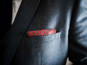 Een pochet vouwen: rechthoekige vouw voor zakelijke looks en semi-formele gelegenheden. Een pochet vouwen: rechthoekige vouw voor zakelijke looks en semi-formele gelegenheden.