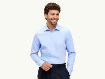 Správná velikost košile: Muž má na sobě černý outfit.