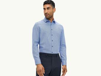 Tipi di camicia: uomo con modello di camicia business. 
