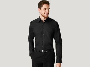Cómo saber si una camisa me queda bien: un hombre con una camisa con el ajuste adecuado.