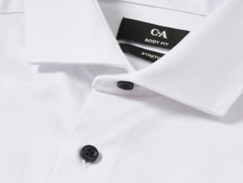 Soorten overhemdkraag - Close-up van een cut-away-boord.