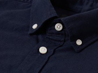 Soorten overhemdkraag - Close-up van een button-downkraag.
