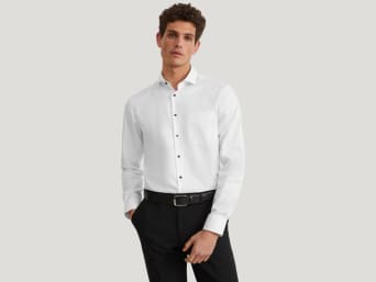 Typy koszul męskich: mężczyzna w białej koszuli biznesowej.