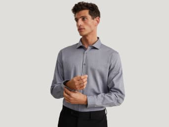 Jak dobrać rozmiar koszuli męskiej – mężczyzna w dobrze dopasowanej koszuli biznesowej.
