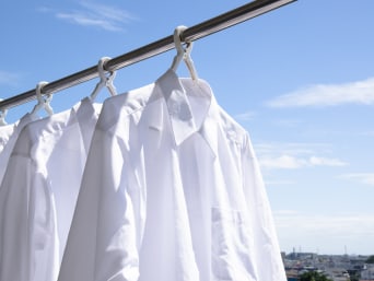 Jak suszyć koszule? – Koszule wiszą na wieszakach na świeżym powietrzu.
