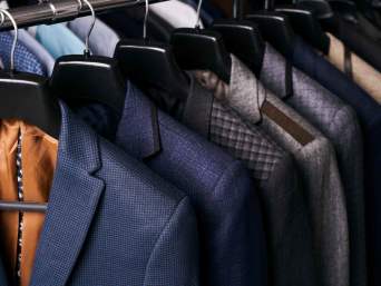 Tipos de traje: hombres con diferentes trajes. Tipos de traje: hombres con diferentes trajes.