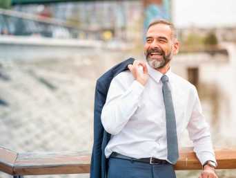 Jak má sedět oblek: Muž má na sobě oblek slim fit s vestou.