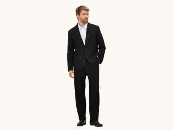 Muž má na sobě oblek skinny fit. Muž má na sobě oblek skinny fit.