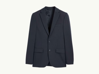 Muž má na sobě oblek skinny fit.