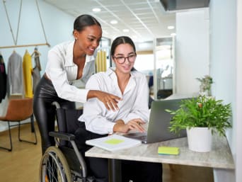 Aktywizacja zawodowa osób niepełnosprawnych: uczennica z niepełnosprawnością otrzymuje wytyczne do pracy. 