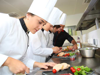 Co to jest szkoła branżowa? Uczniowie klasy gastronomicznej podczas zajęć praktycznych.