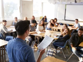 Agencias de intercambio de estudiantes: una clase recibe información sobre programas de intercambio.