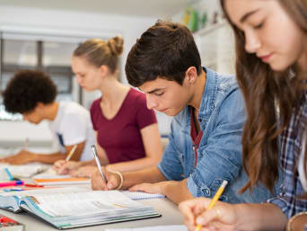 Schüler schreiben im Unterricht mit.