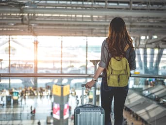 Voorbereiding op een jaar in het buitenland: student wacht op de luchthaven. 