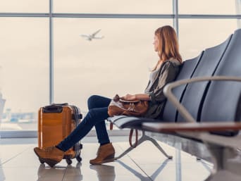 Work and travel: una joven espera en el aeropuerto antes de iniciar su work and travel.