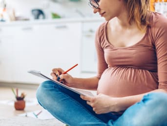 Schwangere Frau überlegt sich Namen für ihr Baby.