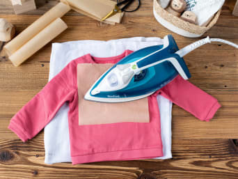 Con papel de transferencia, papel de horno y una plancha puedes estampar letras en una prenda.