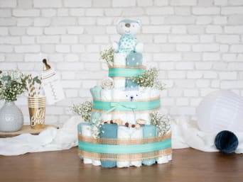 Gâteau en couches pour garçons : éléments de décoration bleu clair.