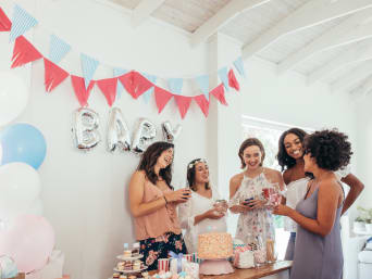 Eine Gruppe Frauen feiern eine Babyshower-Party.