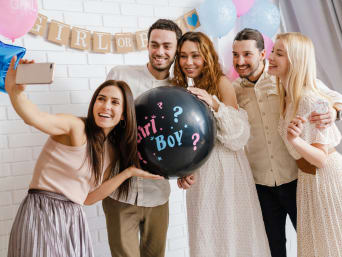 Invités joyeux lors d'une fête de babyshower.