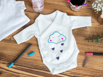 Creative baby shower games idea: decorating baby bodysuits and other baby clothing. Creative baby shower games idea: decorating baby bodysuits and other baby clothing.