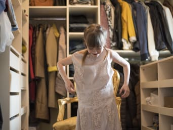 Kinderspelletjes – een meisje trekt een jurk van haar mama aan.