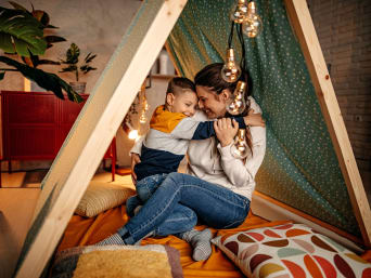 Occupation jeunes enfants : une mère et son fils profitent de l’après-midi dans une cabane faite maison.
