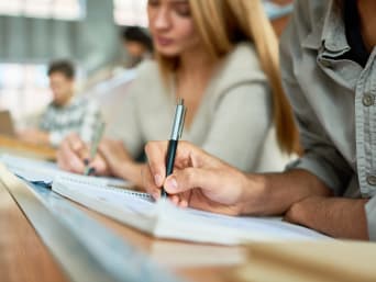 Vrouwen bij een assessment test.