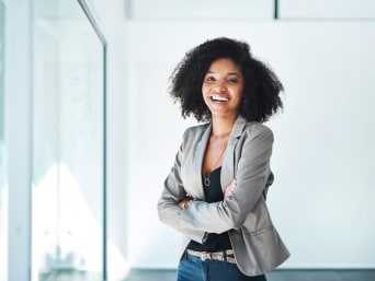 Sollicitatiegesprek kleding – Jonge vrouw in chique kantoorkleding.