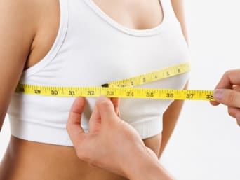Richtige BH-Größe finden: Brustumfang messen.