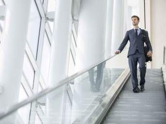 Business attire uomo: varianti dei classici outfit da ufficio.