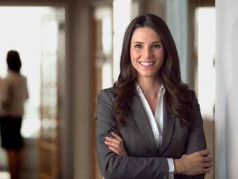 Business formal donna: outfit business formal con gonna a matita o pantaloni da lavoro.