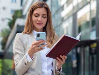 Ladies’ business casual: stylish office outfits with blazers and smart trousers.