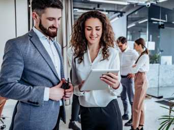 Dresscode Business Casual: Gepflegte, aber ungezwungene Büro-Outfits für Damen und Herren.
