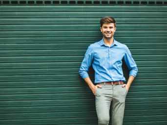 Zomerse kantoor outfits voor heren: lichte kleuren en ademende materialen zijn ideaal.