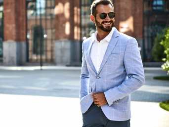 Zomerse kantoor outfit heren: luchtige blazers zijn de ideale keuze.