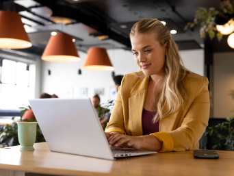 Smart casual donna: questo stile moderno può essere interpretato con più flessibilità rispetto ad altri dresscode business.