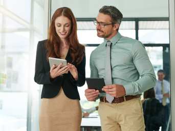 Look smart casual: kobieta i mężczyzna w stylowych i nowoczesnych strojach biznesowych. 