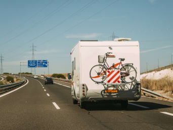 Camper rijden - camper rijdt op de snelweg.
