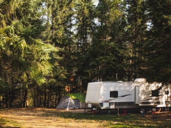 Kamperen in de natuur – Camper en tentje in het bos.