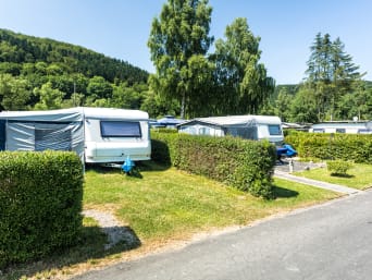 Campingplatz-Regeln: Wohnmobile parken auf abgegrenzten Parzellen.