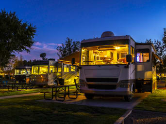 Nachtruhe beim Campen: Wohnmobile auf einem Campingplatz bei Nacht.