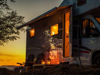 Camping-Ferien auf dem Campingplatz – Wohnwagen im Abendlicht.