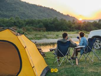 Zelt-Camping leicht gemacht: Paar genießt die Zeit in der Natur. 