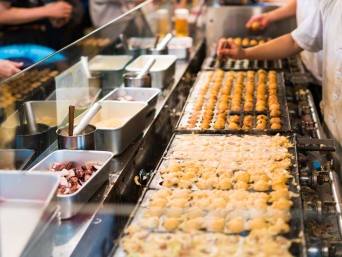 Konwent mangi – stoisko z japońskimi takoyaki.