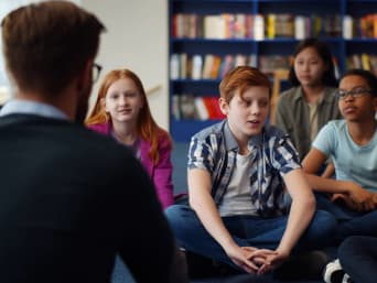 Strips tijdens taal – Klas bespreekt een stripverhaal.