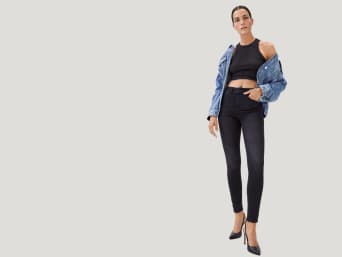 ¿Qué significa skinny jeans?: una mujer lleva unos vaqueros skinny.