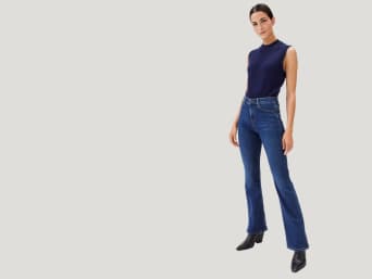 ¿Qué son los vaqueros bootcut?: una mujer lleva unos bootcut jeans.